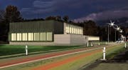 So wird sich die Turnhalle Seidenbaum mit dem Bühnenanbau nach der Fertigstellung im Februar von aussen präsentieren.Visualisierung: PD