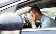 Suizidversuche mit dem Auto können für Dritte tödlich enden. Unten ein Bild des verhängnisvollen Unfalls im Wallis. (Bilder: Getty, PD (Münster, 9. August 2015))