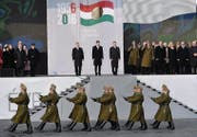 Ehrengarde unter den Augen von Ungarns Präsident Áder, flankiert von Premier Orbán (l.) und Parlamentspräsident Kövér. (Bild: Noemi Bruzak/EPA)