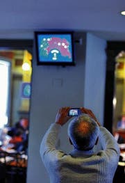 Ablichten nicht mehr nötig: Politnetz.ch zeigt das Abstimmungsverhalten des St. Galler Kantonsrats. (Bild: Regina Kühne)