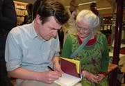 Peter Stamm signiert für eine Besucherin sein neues Buch. (Bild: Ruth Bossert)