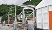 Zeltbauer im Element (von oben nach unten): Am Montag werden die Böden der Messehallen verlegt; am Dienstag wird ein Zeltgerüst aufgebaut; am Mittwoch werden die Zeltblachen für das Dach aufgezogen; am Donnerstag stehen die Wände der Messehallen 1 und 4, und die Zelte für die Messehallen 2 und 3 sind am Entstehen.