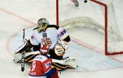 Der Rapperswiler Thomas Büsser bezwingt Ajoies Goalie Dominic Nyffeler zum 2:0. (Bild: Walter Bieri/KEY)