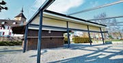 Die Pavillon-Konstruktion im freien Gelände muss gemäss Stadtratsentscheid rückgebaut werden. Der Gastronom wehrt sich. Der Heimatschutz will noch weitergehen. (Bild: Max Eichenberger)