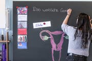 Der sexualpädagogische Schuleinsatz umfasst viel mehr als Biologie und Anatomie. (Bild: Gaetan Bally/key)