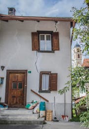 Durch viele Fassaden im Dorf ziehen sich Risse.Bilder: (Bild: Jil Lohse)