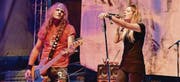 Bassist Fabi und Sängerin Andrina von der Zürcher Band Underskin heizen dem Publikum in Birwinken ein. (Bild: Mario Testa)