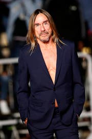 Ein Bild mit Seltenheitswert: Iggy Pop 2016 im Anzug - natürlich ohne Hemd. (Bild: SEBASTIEN NOGIER (EPA))