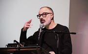 Der Berner Schriftsteller Reeto von Gunten während seines Auftritts in Gachnang. (Bild: Christof Lampart)