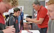 Hier können die Schülerinnen und Schüler gleich selber Hand anlegen und ein Kabel mit einem Stecker verbinden. (Bilder: Katharina Rutz)