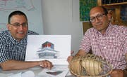 Peter Dransfeld und Christoph Meier mit einem Sauna-Modul. (Bild: Kurt Peter)