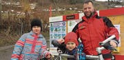 Peter Freund zeichnet sich als Präsident der IG Schlittelstrecke neu verantwortlich für die Velobörse. Unterstützt wird er von Vereinsmitgliedern sowie Simona und Daniel. (Bild: PD)
