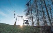 An diesen Anblick wird man sich wohl gewöhnen müssen: Der Skilift Oberwangen hat wie alle Skigebiete in der Region mit der tiefen Lage zu kämpfen. (Bild: Ralph Ribi)