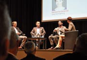Martin Frischknecht, Christoph Baumgärtner, Benedikt Bitzi und Moderatorin Natascha Verardo bei der Podiumsdiskussion. (Bild: Noemi Oesch)