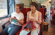 Fleissige Hände: Für manche ist Stricken Meditation. (Bild: Gabi Heussi)