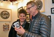 Skispringerlegende Walter Steiner bewundert ein Werk der Scherenschnittkünstlerin Marianne Schönenberger.