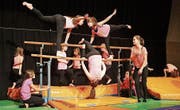 Die jungen Turnerinnen wissen das zahlreiche Publikum mit einer Show am Barren zu begeistern. (Bild: Peter Spirig)