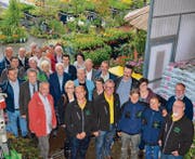 Ein Teil des Müko-Teams (vorderste Reihe) gab am Wirtschaftslunch Einblick in das Wirken des Unternehmens und verwöhnte die Gäste mit Speis und Trank. Vom garstigen Wetter liess man sich die gute Laune nicht vermiesen und genoss das gemütliche Beisammensein. (Bild: Thomas Schwizer)