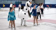Olaf, der Schneemann, dreht seine Runden und winkt freundlich. (Bild: Andreas Taverner)