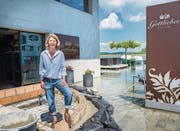 Katinka Ritschard schützt den Eingang ihres Cafés mit einer Backstein-Mauer. (Bilder: Andrea Stalder)