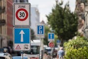 TEMPO 30, 30 KM/H, 30ER ZONE, ZONE 30, TEMPOBESCHRAENKUNG, GESCHWINDIGKEIT, WOHNSIEDLUNG,