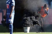 Die Rauchpetarde, wegen der das Spiel zwischen dem FCL und dem FC St. Gallen unterbrochen wurde. (Bild: Philipp Schmidli (Luzern,)