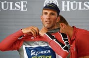 An der Tour de Suisse erhält Michael Albasini nach der dritten Etappe das Trikot für den besten Schweizer. (Bild: Gian Ehrenzeller/KEY (Bern, 12. Juni 2017))