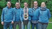 Bruno Bischof, Jakob Bischof, Hans Brauchli, Armin Kaufmann und Céline Spichtig (von links) posieren mit dem Wanderpreis. (Bild: PD)