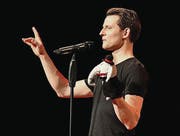 Fabian Unteregger mit seiner Elefanten-Caroline. (Bild: Urs Brüschweiler)