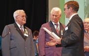 Die Ehrenjubilare mit 60 Aktivjahren, Willi Stillhart, Lichtensteig, und Walter Bösch, Stein, mit Alex Bürge (von links), Kreispräsident Toggenburg und im Kantonalvorstand zuständig für die Veteranen. (Bild: Adi Lippuner)