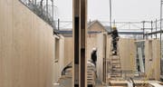 Zwei Männer haben das Musterhaus innerhalb von wenigen Tagen aufgebaut. (Bilder: pd)