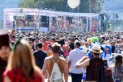 D wie DJ: Sie sollen die Massen rund um das Seebecken in Stimmung bringen. Über 200 DJ – von Chris Liebing über Ellen Allien bis Okain – spielen an dem achtstündigen Anlass auf. Da die Organisatoren den populären Vorwurf «Kommerz!» offenbar nicht mehr hören können, wollen sie weg vom Hitparaden-Sound. Für DJ besteht deshalb die Gefahr, in Ungnade zu fallen, wie das Beispiel von Engin Colin Kiliç aka DJ Sir Colin zeigt. Der einst häufig gesehene DJ hat sich mit lift- und warenhaustauglichen Alben wie «Boooom» oder «Infinity Golden Summer» in die Herzen einer D&G tragenden und GTI fahrenden Klientel gespielt, weshalb er nicht mehr eingeladen wird – «Infinity Golden Summer» hin oder her. (Bild: Keystone)