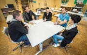 Workshop im Güttinger Schulhaus Rotewis: Harry Lüthi-Gantenbein (Primarschule Altnau), Andreas Schneider (Sekundarschule Altnau), Miran Kaddur (Primarschule Güttingen), Marcel Kuhn (Primarschule Münsterlingen) und Rebecca Keller (Primarschule Langrickenbach). (Bild: Reto Martin)