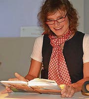 Daniela Schwegler liest aus ihrem Buch. (Bild: Monika Wick)