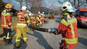 Hier wird das korrekte Vorgehen beim Wasserbezug mit Motorspitze ab einem offenen Gewässer geübt und praktiziert. (Bild: Hansruedi Rohrer)
