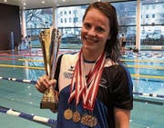 Saskia de Klerk mit Gesamtsieg-Pokal und fünf Goldmedaillen. (Bild: PD)