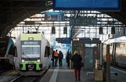 Der St. Galler Hauptbahnhof soll für die BLS die neue Endstation sein. (Bild: Bildmontage: Eveline Schenk, Bilder: Urs Jaudas, Gaëtan Bally/KEY)