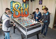Der Tschüttelikasten ist bei den Buben heiss begehrt. (Bild: Peter Spirig)