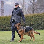 14 Frauen und Männer absolvierten mit ihren Vierbeinern die Frühlingsprüfung. (Bilder: pd)