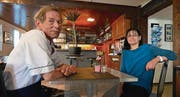 Martin und Beatrice Brühwiler beim Gespräch in ihrem neuen Lokal. (Bild: Max Eichenberger)