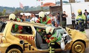 Nur eine Übung: Feuerwehrleute befreien mit hydraulischen Geräten einen eingeklemmten Verunfallten aus dem Autowrack. (Bilder: Hugo Berger)