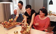 Stefan und Mary Peter tischen ihren Gästen Köstlichkeiten in Häppchenform auf. (Bild: Christine Luley)
