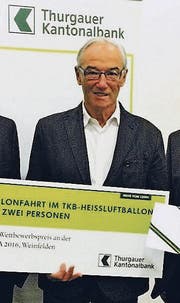 Max Rutz mit dem Siegercheck für die Ballonfahrt. (Bild: PD)