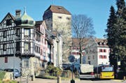 Auch der Gelenkbus fährt über die Promenadenstrasse. Vorbei ist's mit der Ruhe: Anwohner machen ihrem Ärger über die Verkehrsbelastung Luft. (Bild: Max Eichenberger)