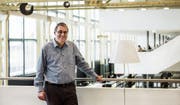 Angefangen hat er mit einer leeren Fabrikhalle. Nun verlässt Wolfgang Giella sein bisher grösstes Projekt, die Hochschulbibliothek in Winterthur. (Bild: Sabrina Stübi)