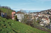Das Bauland liegt zwischen der Bahnlinie und der Nieschbergstrasse. (Bild: Jesko Calderara)