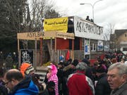 Die Hülsnerbuben Dietschwil zogen mit Wagen «Asylparadies Schweiz» durch Aadorf. (Bild: Andri Rostetter)