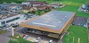 Auf dem Dach der Migros-Filiale in Zuzwil breitet sich eine Photovoltaikanlage über eine Fläche von rund 1800 Quadratmetern aus. (Bild: PD)