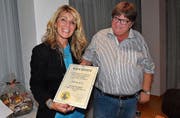 Silvia Frei mit der Urkunde für die Ehrenmitgliedschaft, überreicht durch FC-Präsident Jürg Consoni. (Bild: Fritz Heinze)