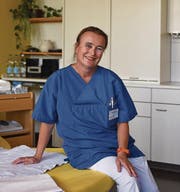 Die Hebamme Andrea Vlasak lernte ursprünglich Kinderkrankenschwester. (Bild: Jesko Calderara)